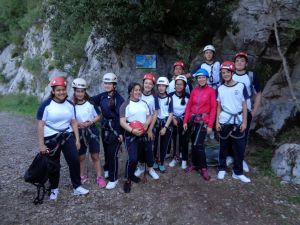 Alumnos escalando