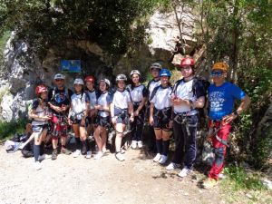 Alumnos escalando