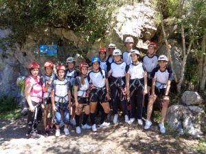 Alumnos escalando