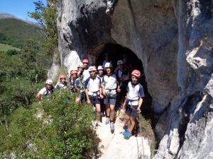 Alumnos escalando