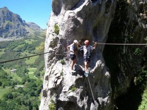 Alumnos escalando