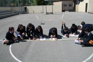 Alumnas realizando actividad en el patio
