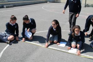 Alumnas realizando actividad en el patio