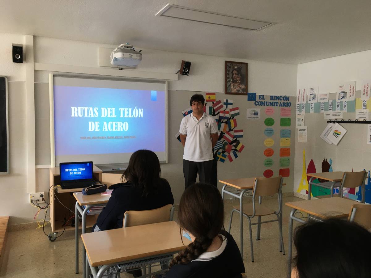 Alumnos exponiendo