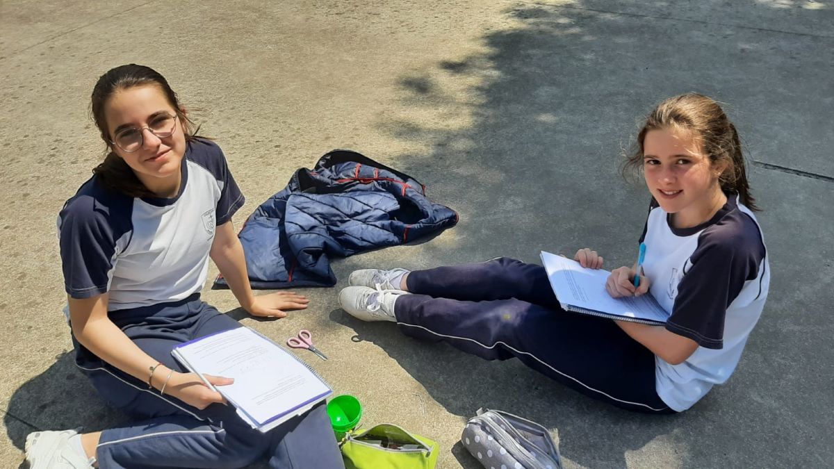 1 Alumnos trabajando en el patio