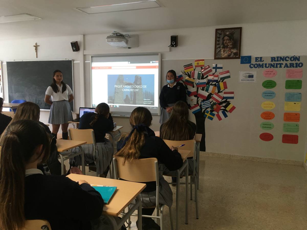 Alumnos en una presentación