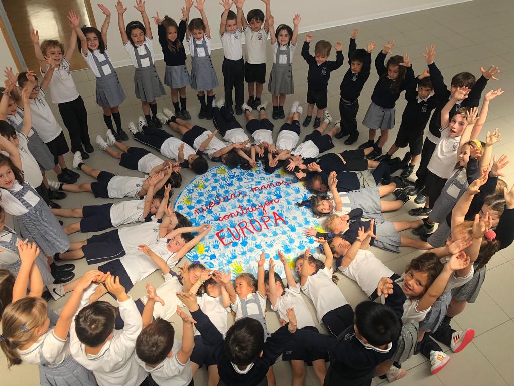 Niños pequeños jugando