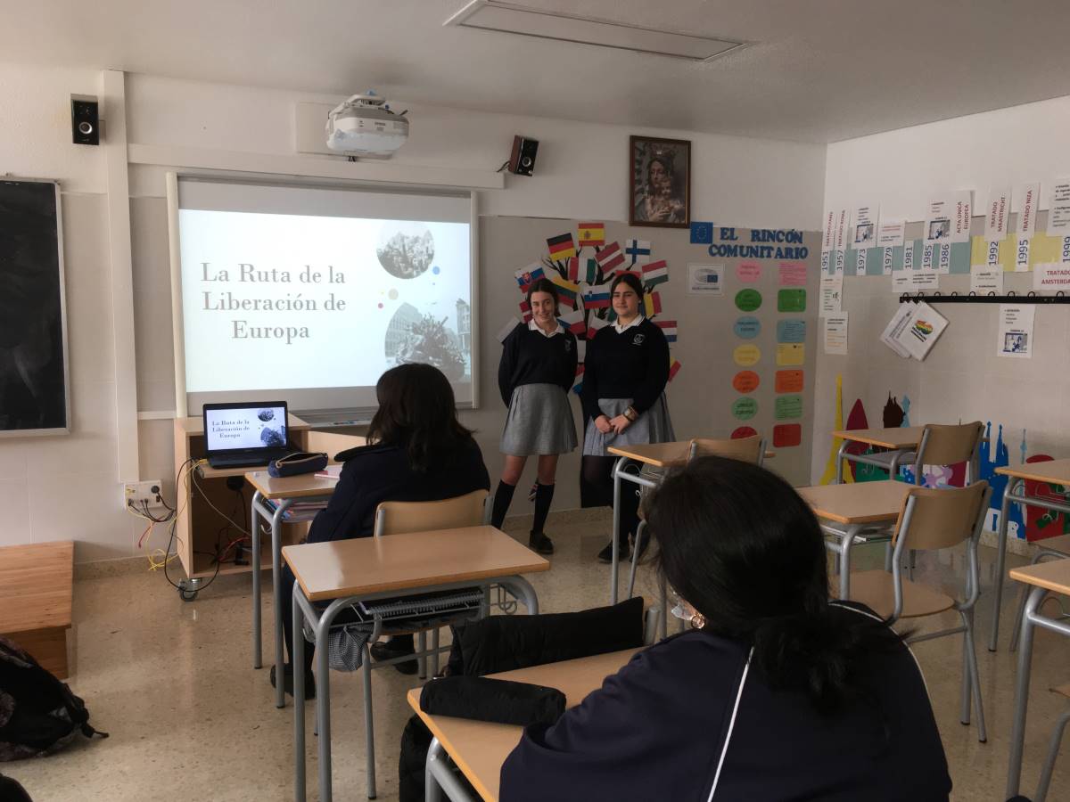 Alumnos exponiendo