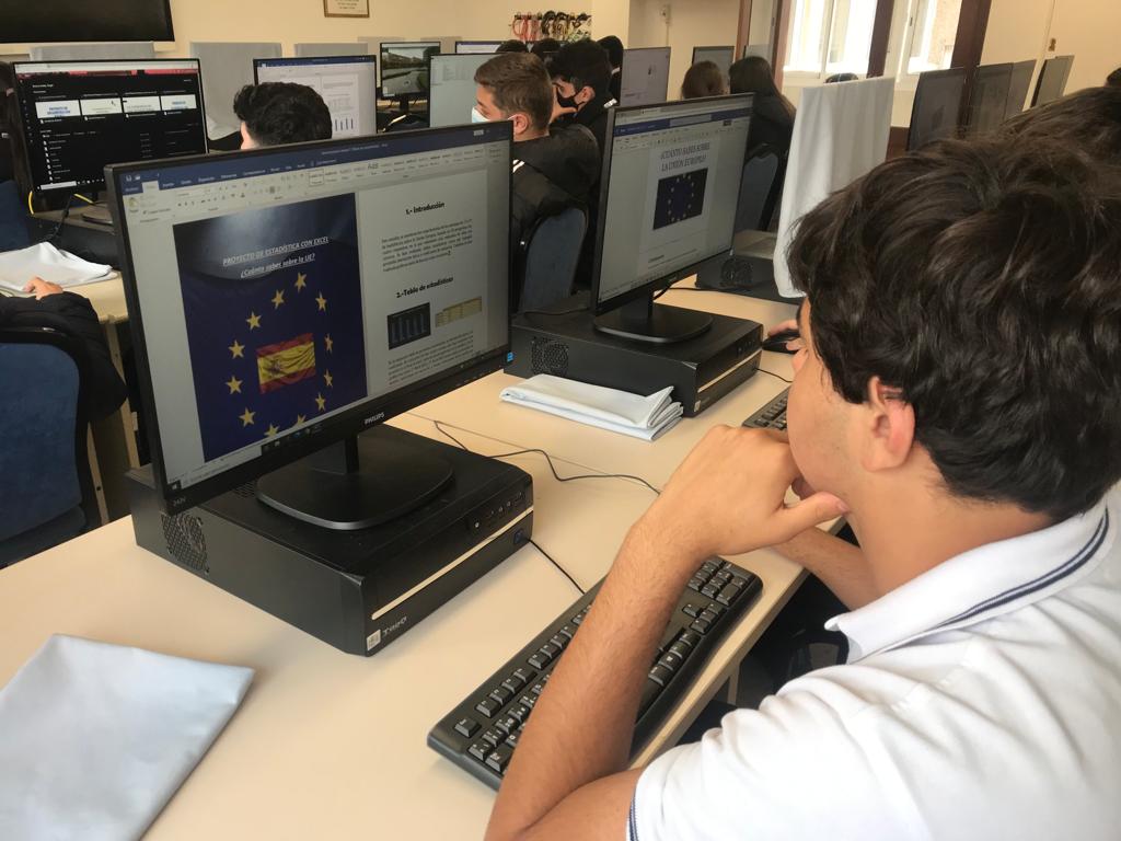 Alumnos trabajando en el proyecto