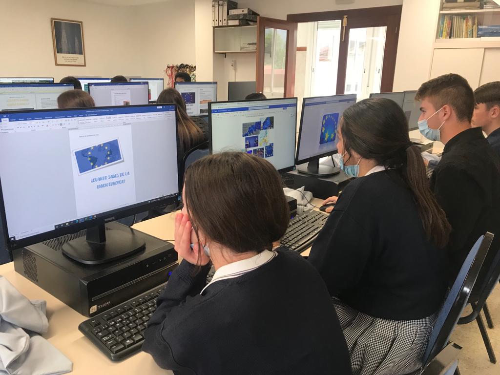 Alumnos trabajando en el proyecto