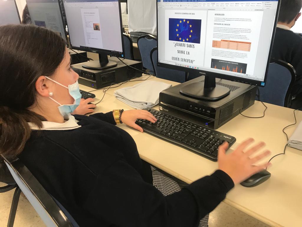 Alumnos trabajando en el proyecto