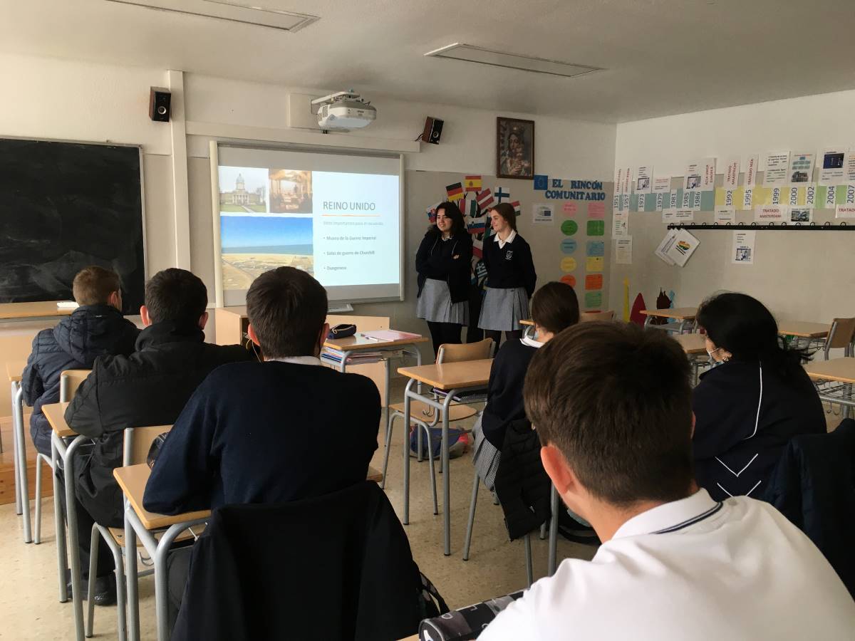 Alumnos exponiendo