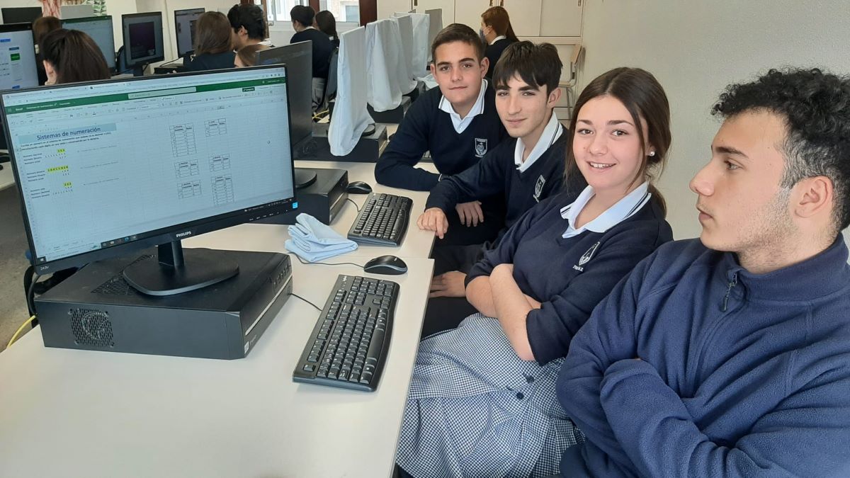 Alumnos con el ordenador trabajando