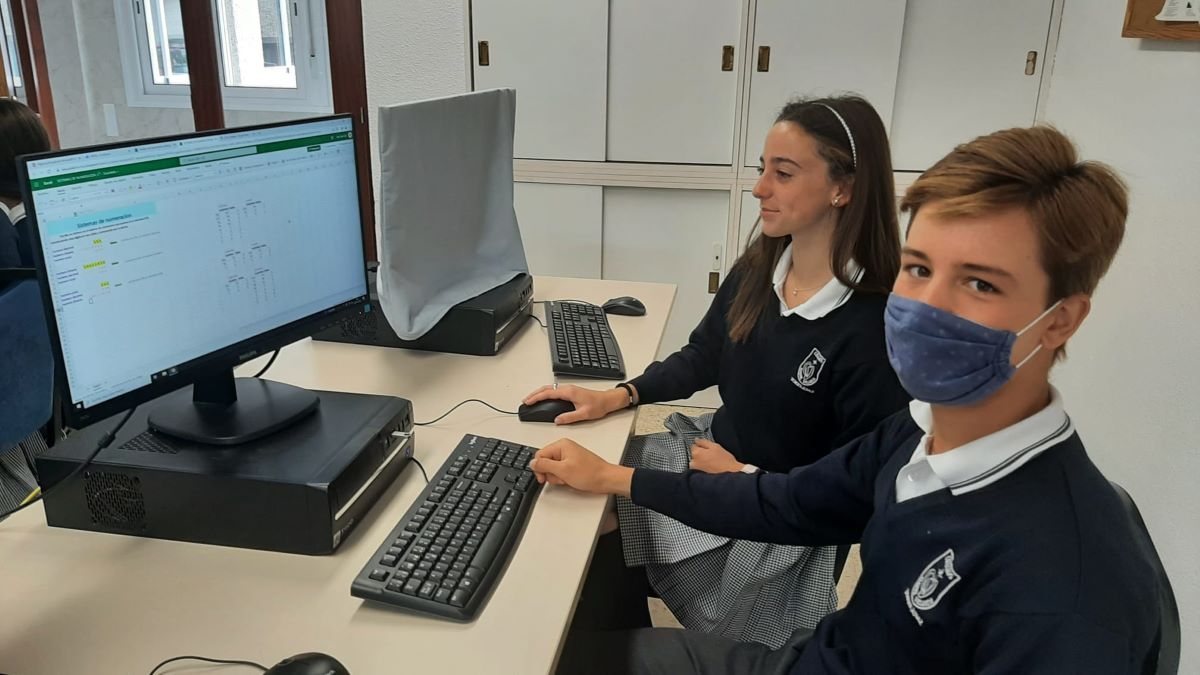 Alumnos con el ordenador trabajando