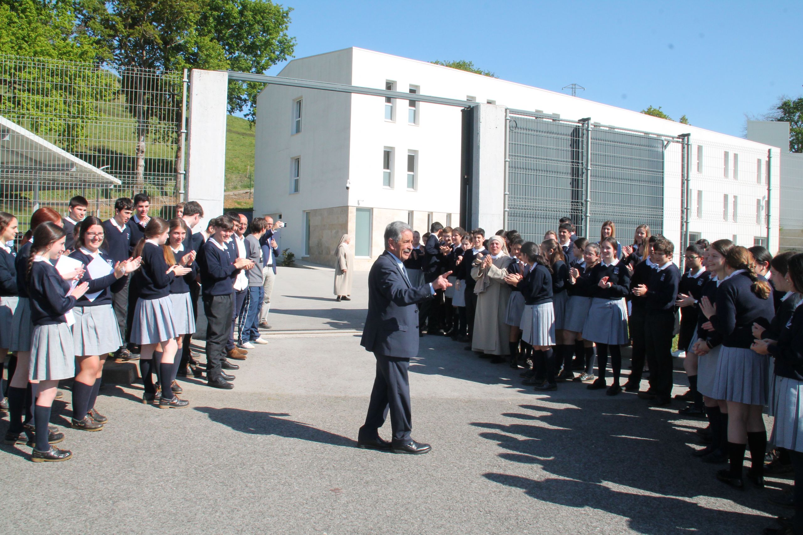 alumnos despiden